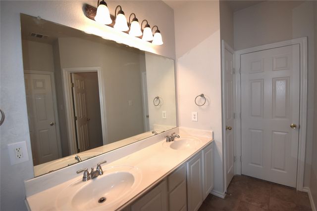 808 Royal Oak Lane, Burleson, TX 76028