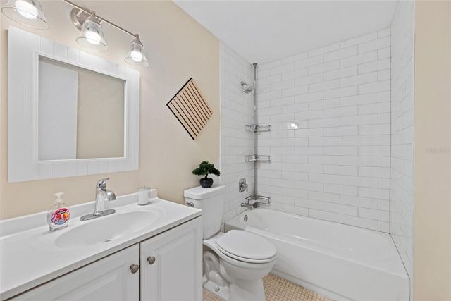 1290 83RD AVENUE N B, St Petersburg, FL 33702