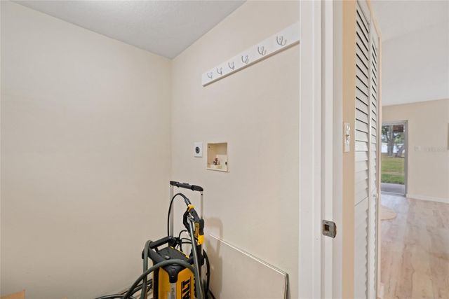 1290 83RD AVENUE N B, St Petersburg, FL 33702