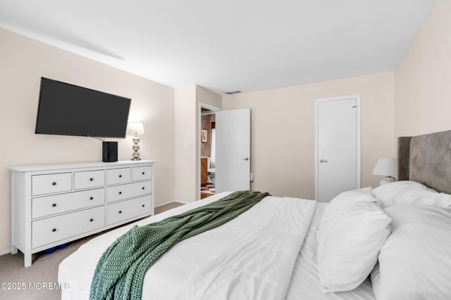 212 Wellington Place, Aberdeen, NJ 07747