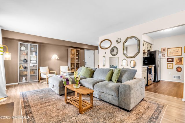212 Wellington Place, Aberdeen, NJ 07747