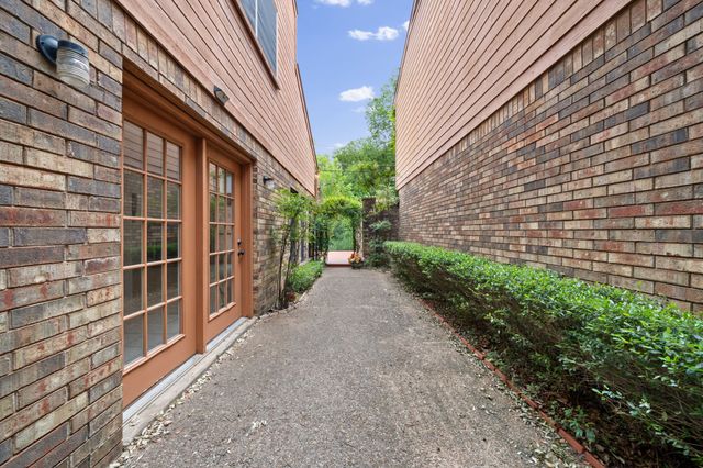 16 Village Green Court, Denison, TX 75020