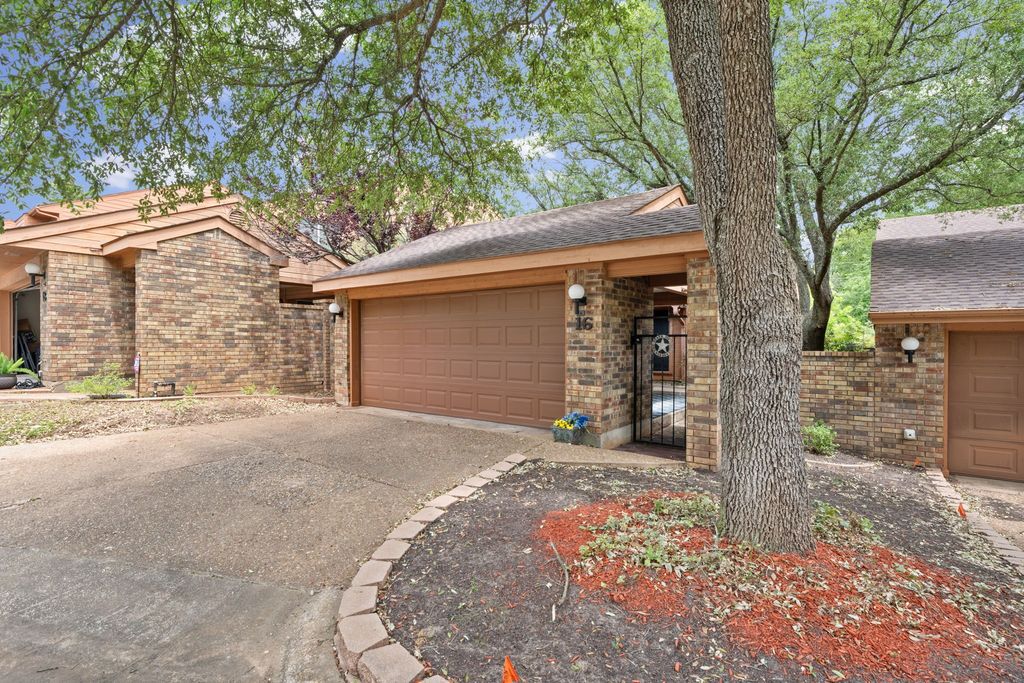 16 Village Green Court, Denison, TX 75020
