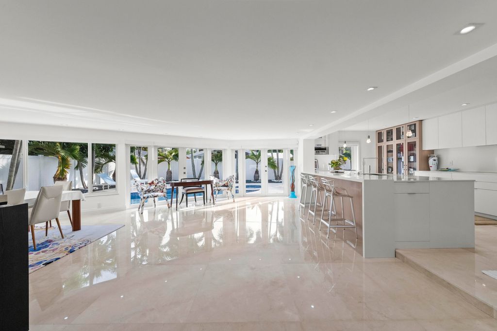 Image 10 of property listing at 838 W Palmetto Park Road, Boca Raton, FL 33486