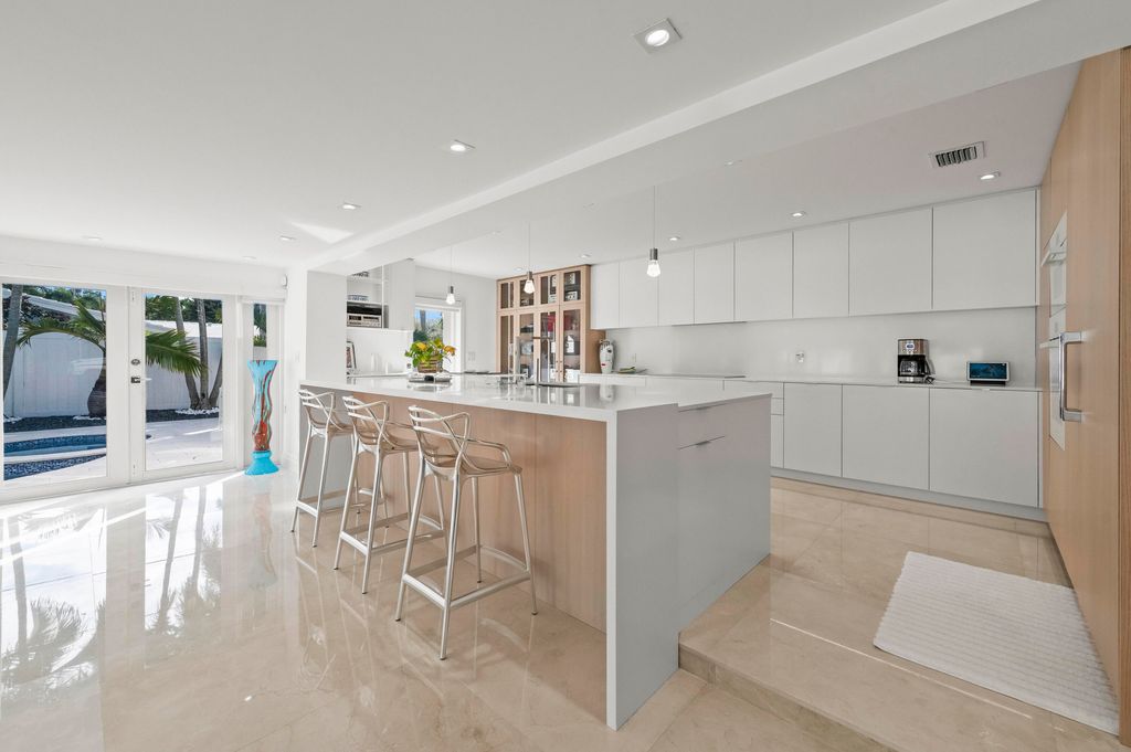 Image 11 of property listing at 838 W Palmetto Park Road, Boca Raton, FL 33486