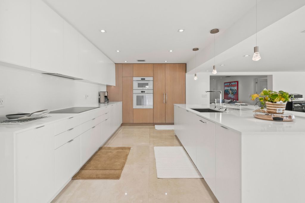 Image 15 of property listing at 838 W Palmetto Park Road, Boca Raton, FL 33486