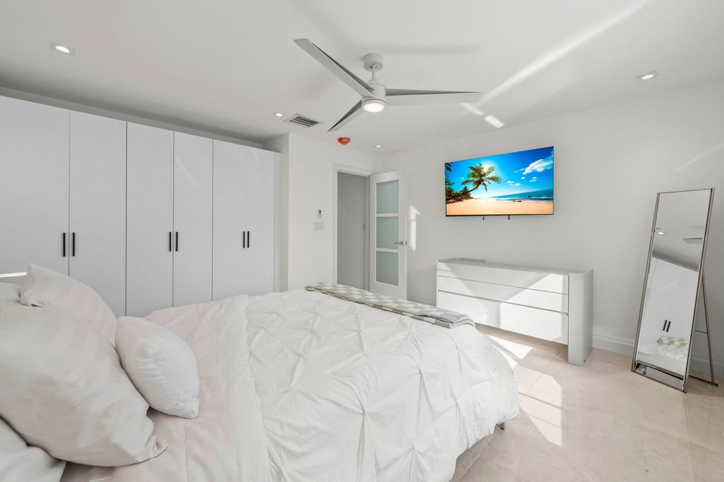 Image 28 of property listing at 838 W Palmetto Park Road, Boca Raton, FL 33486