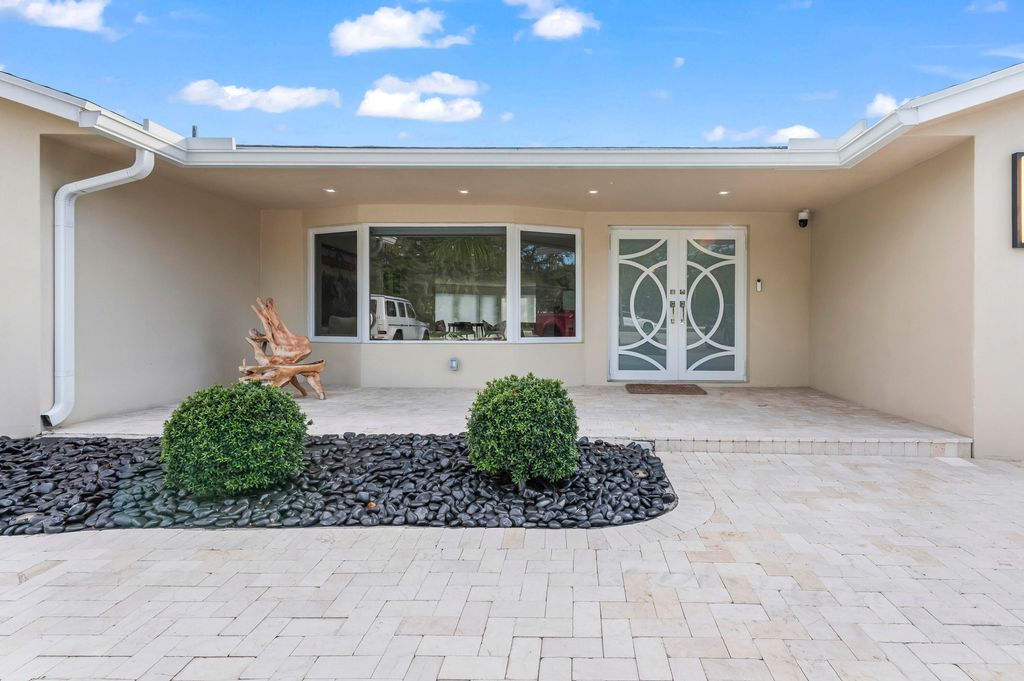 Image 3 of property listing at 838 W Palmetto Park Road, Boca Raton, FL 33486