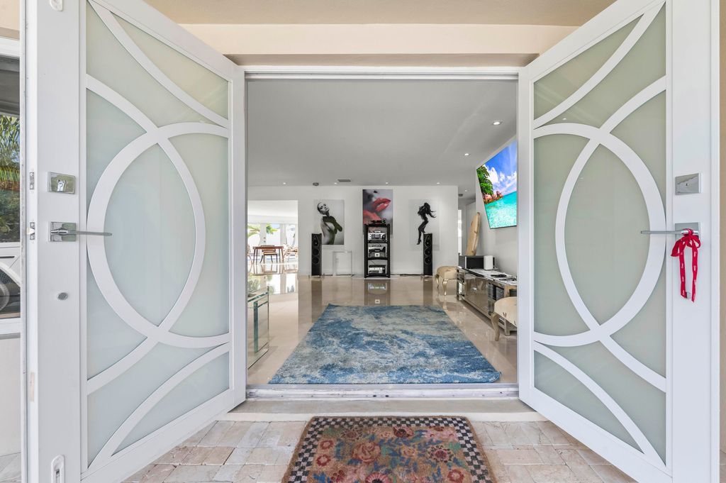 Image 4 of property listing at 838 W Palmetto Park Road, Boca Raton, FL 33486