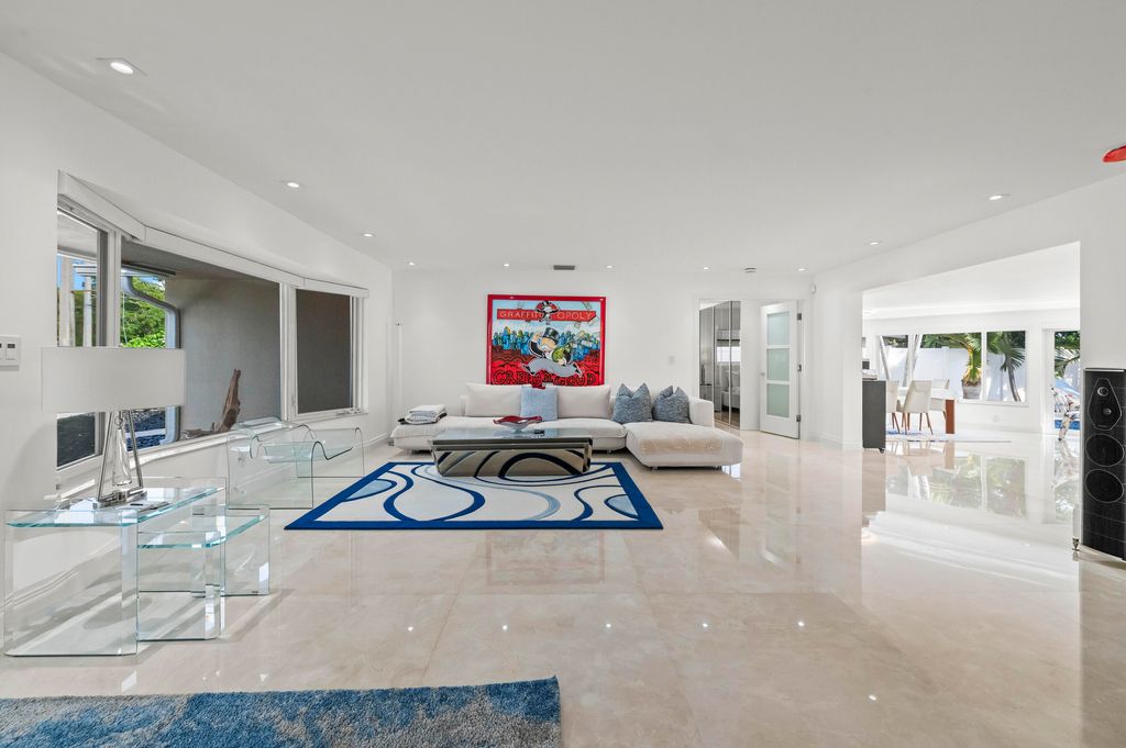 Image 7 of property listing at 838 W Palmetto Park Road, Boca Raton, FL 33486