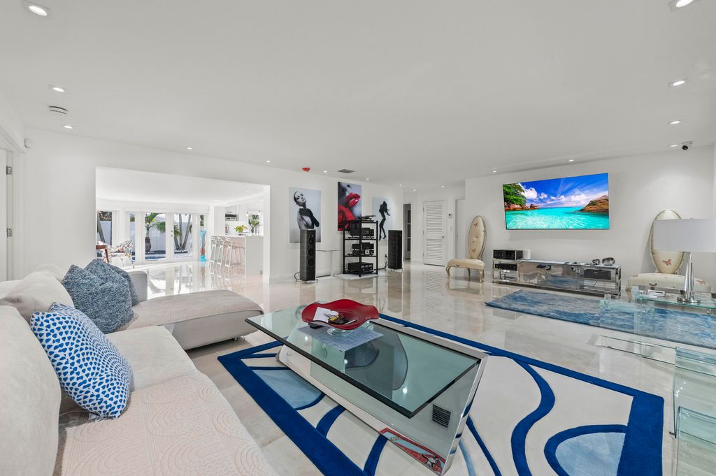 Image 8 of property listing at 838 W Palmetto Park Road, Boca Raton, FL 33486