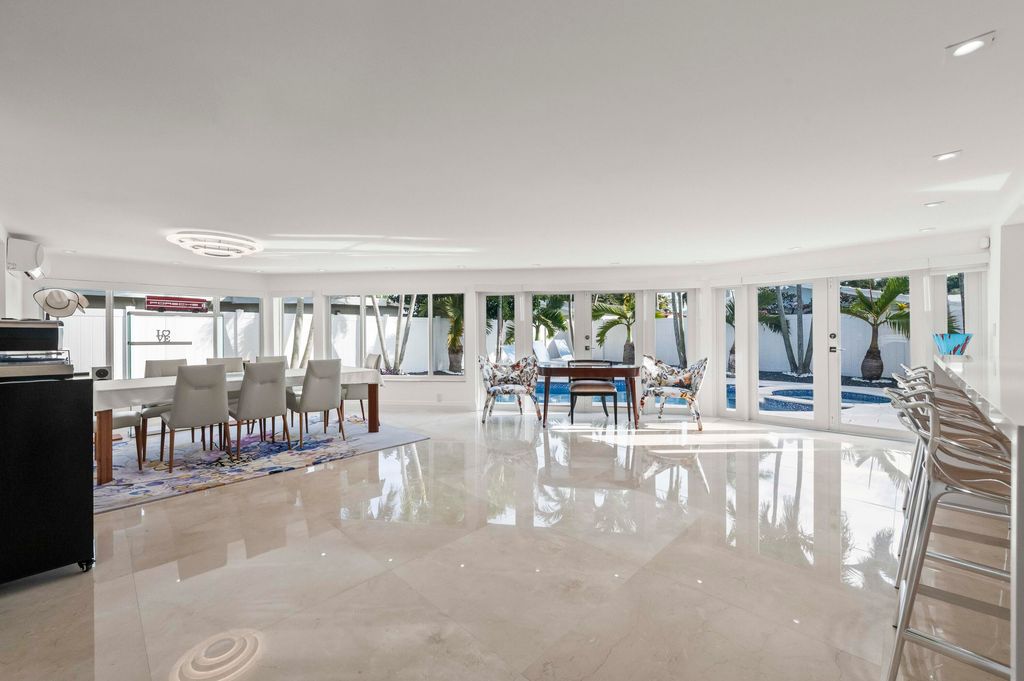 Image 9 of property listing at 838 W Palmetto Park Road, Boca Raton, FL 33486