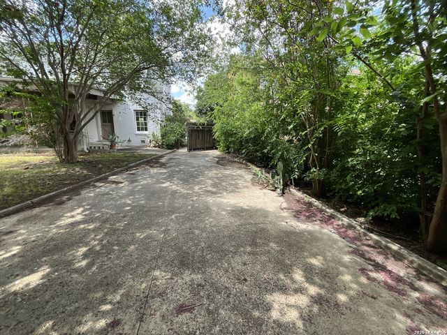 2154 W KINGS HWY, San Antonio, TX 78201