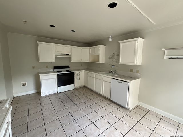 2154 W KINGS HWY, San Antonio, TX 78201