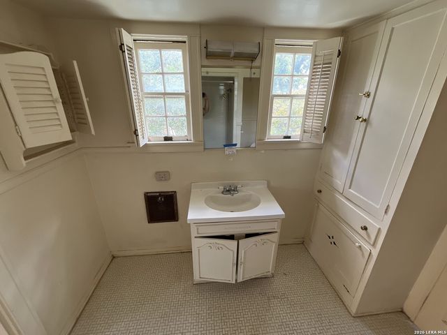 2154 W KINGS HWY, San Antonio, TX 78201