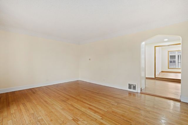 2821 W 102nd Street, Evergreen Park, IL 60805