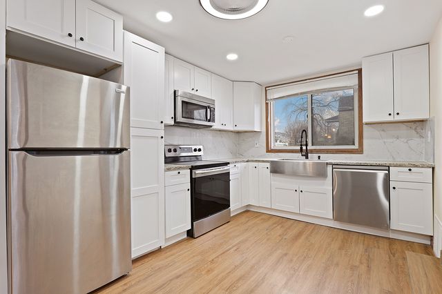 2821 W 102nd Street, Evergreen Park, IL 60805