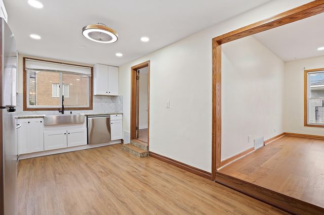 2821 W 102nd Street, Evergreen Park, IL 60805