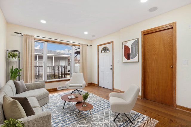 2821 W 102nd Street, Evergreen Park, IL 60805