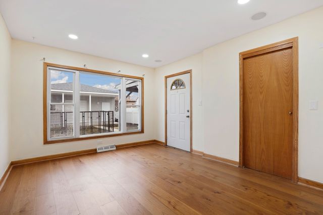 2821 W 102nd Street, Evergreen Park, IL 60805