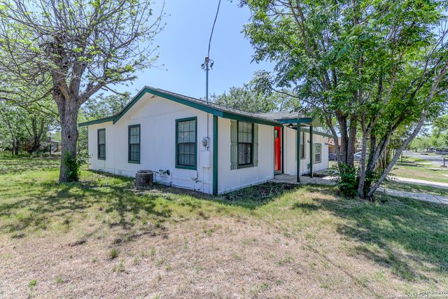 1410 B St, Floresville, TX 78114
