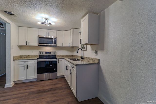 1410 B St, Floresville, TX 78114
