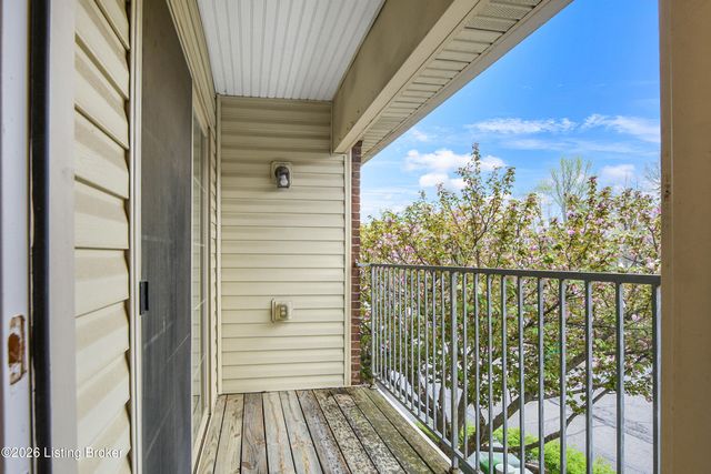 8439 Grand Trevi Dr, Louisville, KY 40228