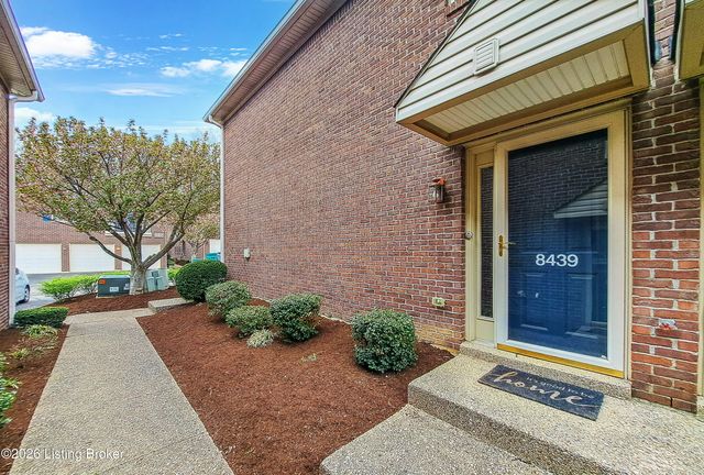 8439 Grand Trevi Dr, Louisville, KY 40228
