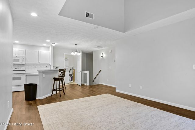 8439 Grand Trevi Dr, Louisville, KY 40228