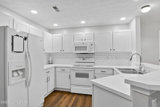 8439 Grand Trevi Dr, Louisville, KY 40228
