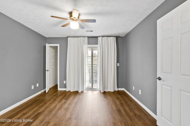 8439 Grand Trevi Dr, Louisville, KY 40228