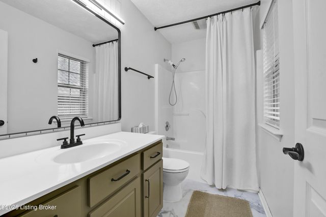 8439 Grand Trevi Dr, Louisville, KY 40228