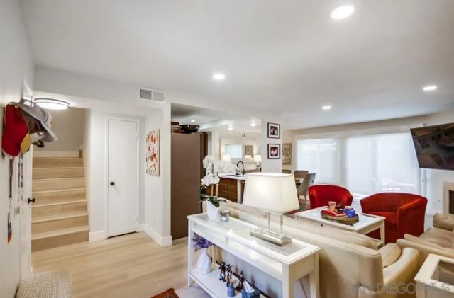 6952 Camino Amero, San Diego, CA 92111