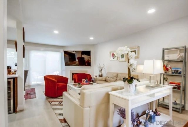 6952 Camino Amero, San Diego, CA 92111