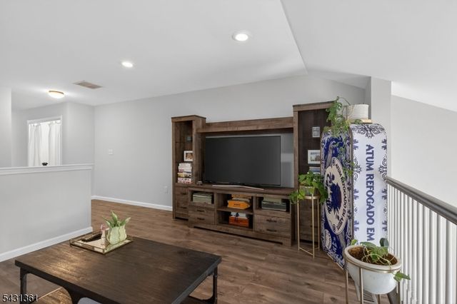 712 Firethorn Dr, Union Twp., NJ 07083