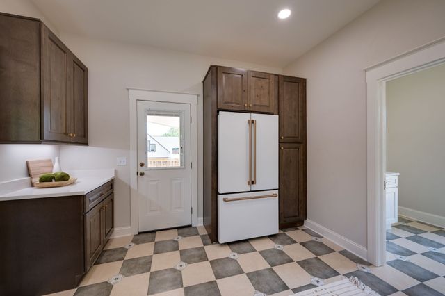 414 West College Street, Dickson, TN 37055