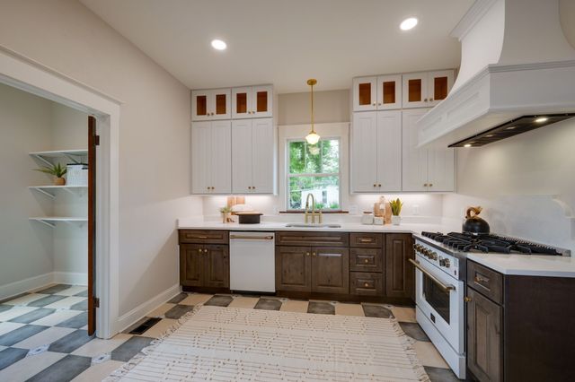 414 West College Street, Dickson, TN 37055