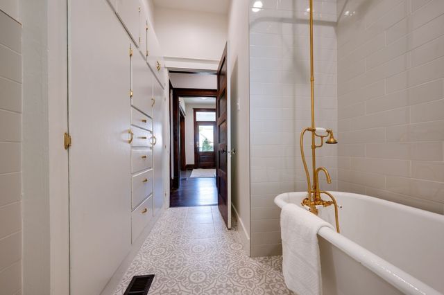 414 West College Street, Dickson, TN 37055