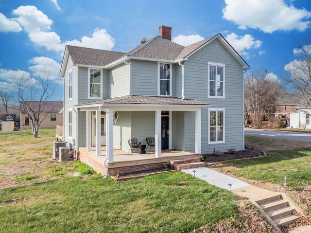 414 West College Street, Dickson, TN 37055