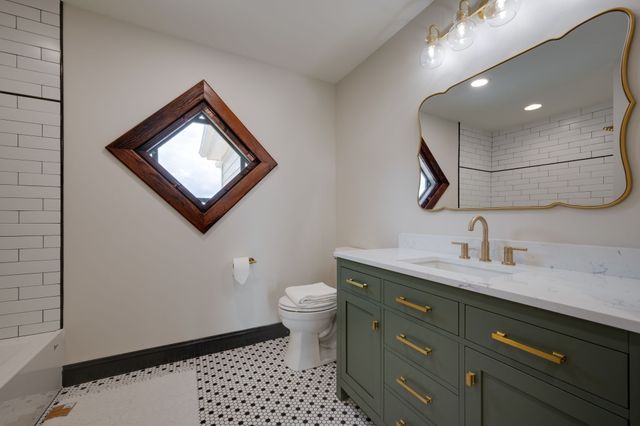 414 West College Street, Dickson, TN 37055