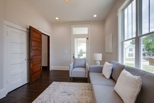 414 West College Street, Dickson, TN 37055