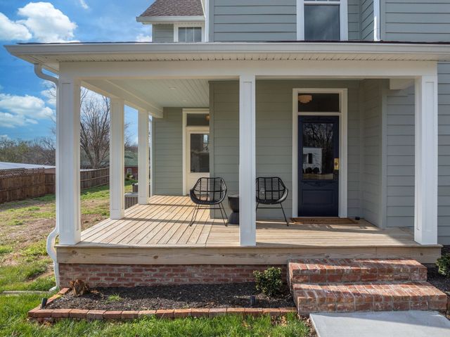 414 West College Street, Dickson, TN 37055