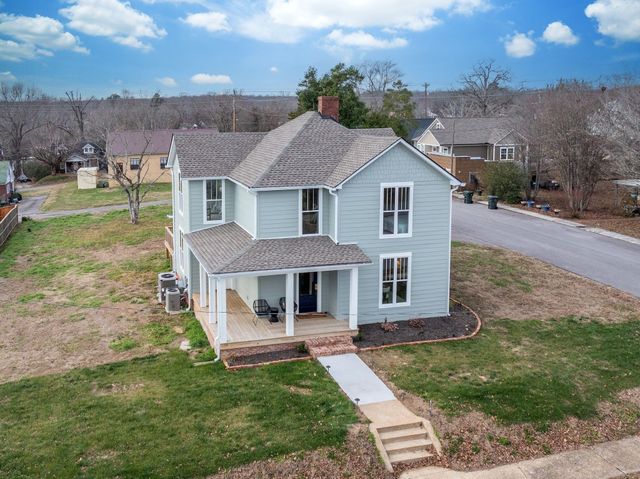 414 West College Street, Dickson, TN 37055