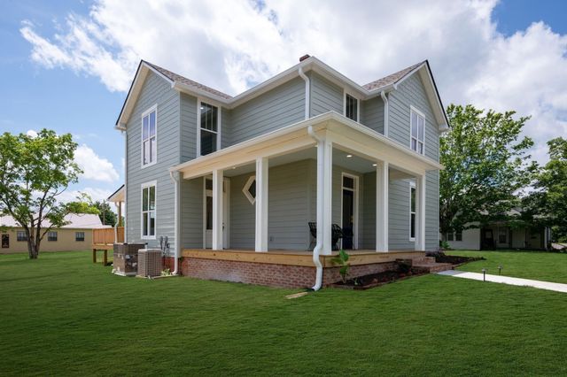 414 West College Street, Dickson, TN 37055