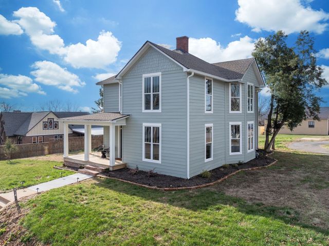 414 West College Street, Dickson, TN 37055