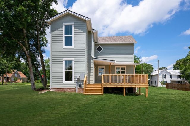 414 West College Street, Dickson, TN 37055