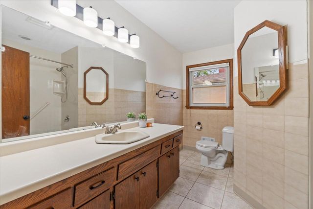 5224 Rita DRIVE, Milwaukee, WI 53219