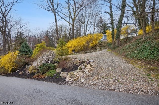 10 Laurel Trail, Kinnelon Boro, NJ 07405