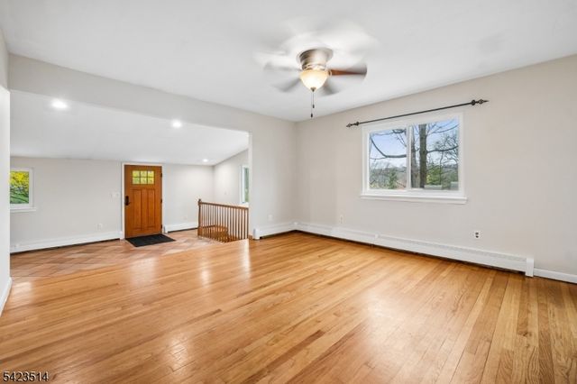 10 Laurel Trail, Kinnelon Boro, NJ 07405