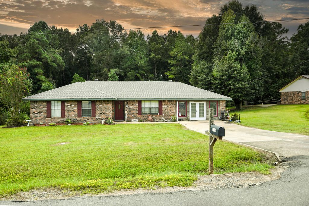 1109 Nicholas Dr, New Llano, LA 71461